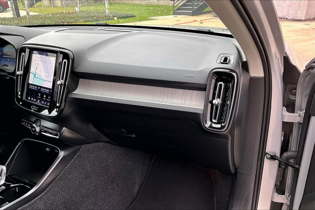2025 Volvo XC40 B5 Plus Bright Theme