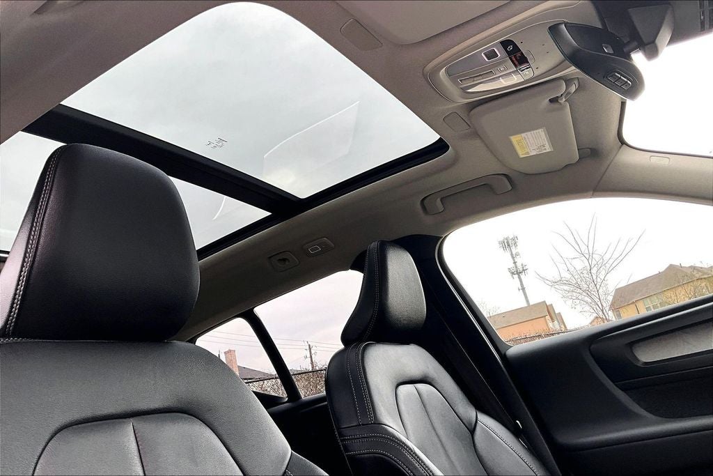 2025 Volvo XC40 B5 Plus Bright Theme