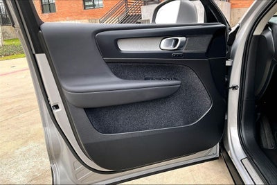 2025 Volvo XC40 B5 Plus Bright Theme