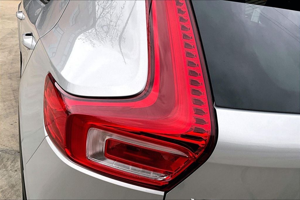 2025 Volvo XC40 B5 Plus Bright Theme