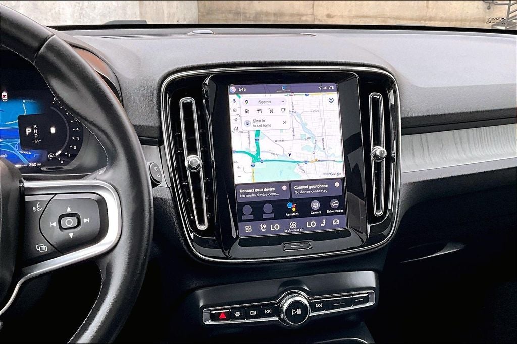 2025 Volvo XC40 B5 Plus Bright Theme