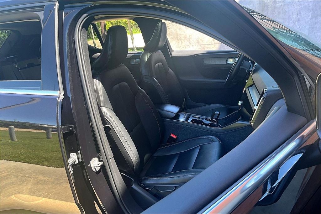 2025 Volvo XC40 B5 Core