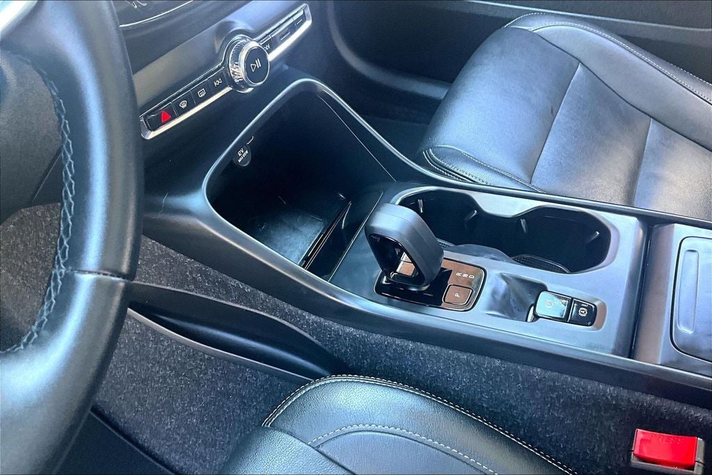 2025 Volvo XC40 B5 Core
