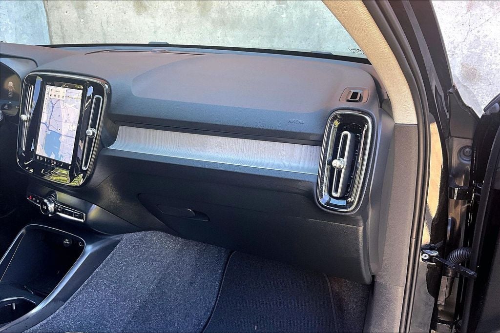 2025 Volvo XC40 B5 Core