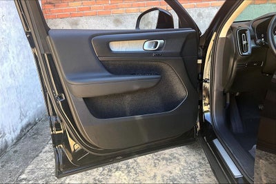 2025 Volvo XC40 B5 Core