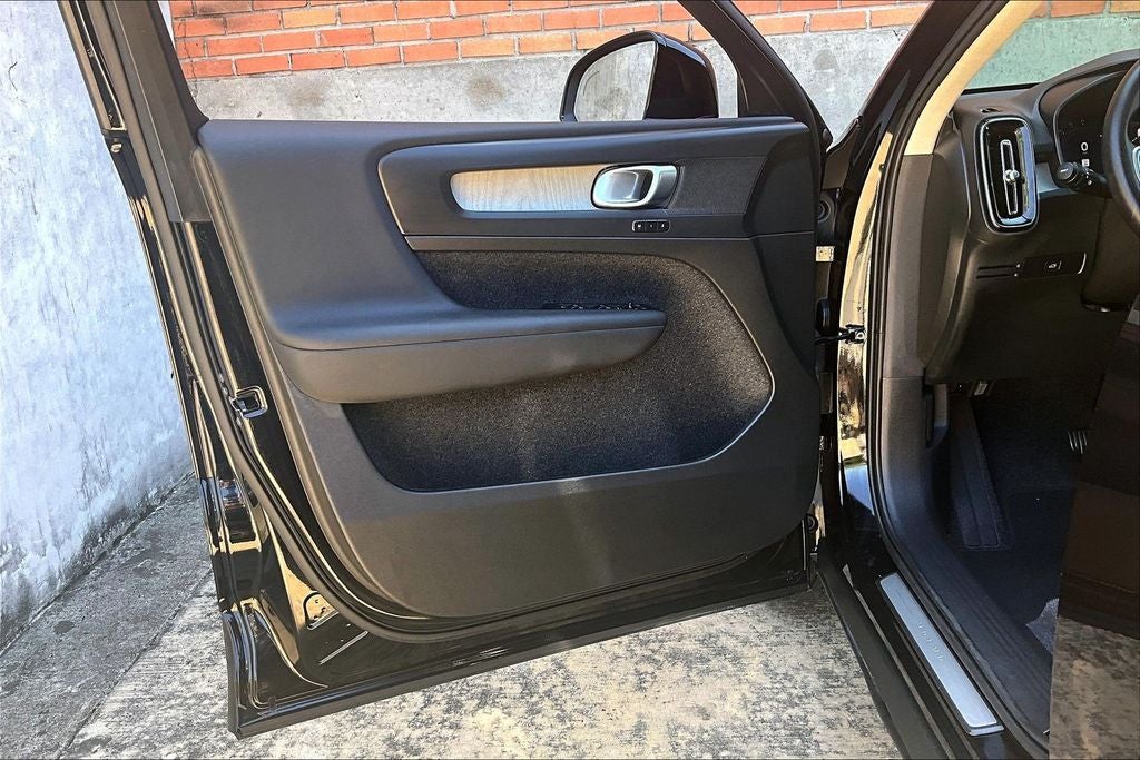 2025 Volvo XC40 B5 Core