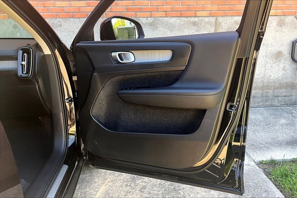2025 Volvo XC40 B5 Core