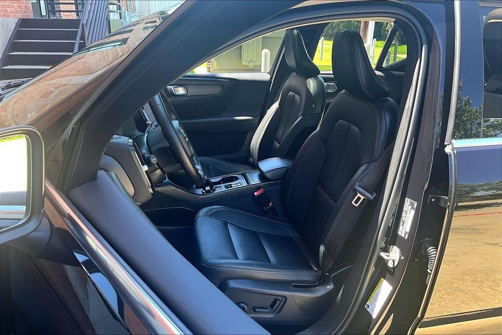 2025 Volvo XC40 B5 Core