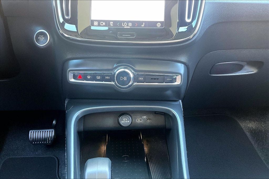 2025 Volvo XC40 B5 Core