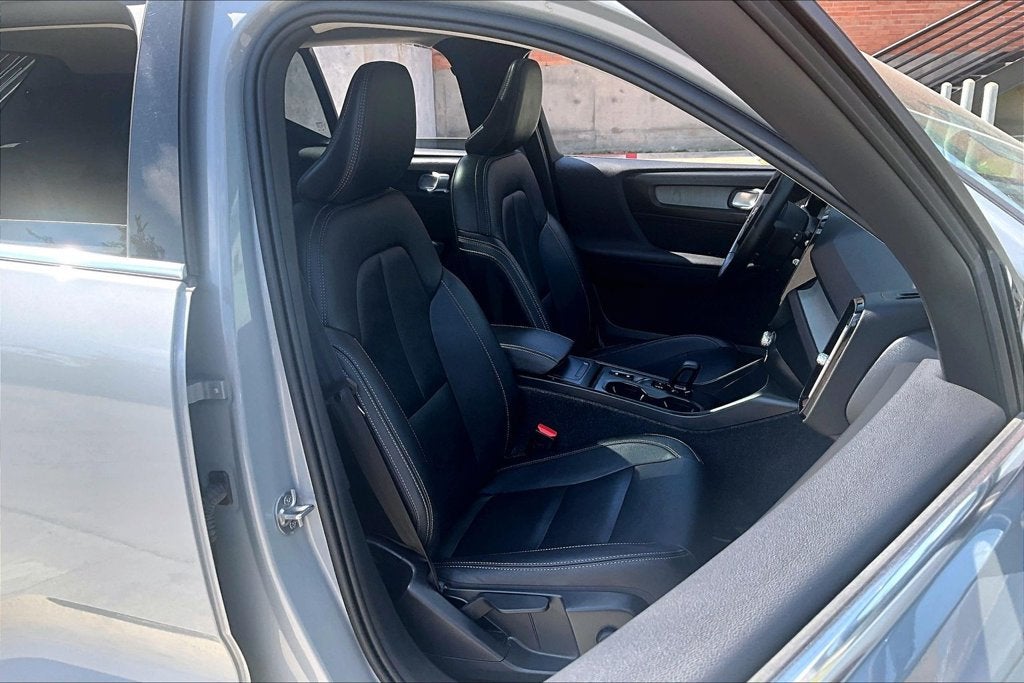 2025 Volvo XC40 B5 Core