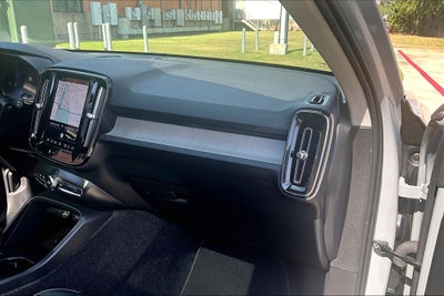 2025 Volvo XC40 B5 Core