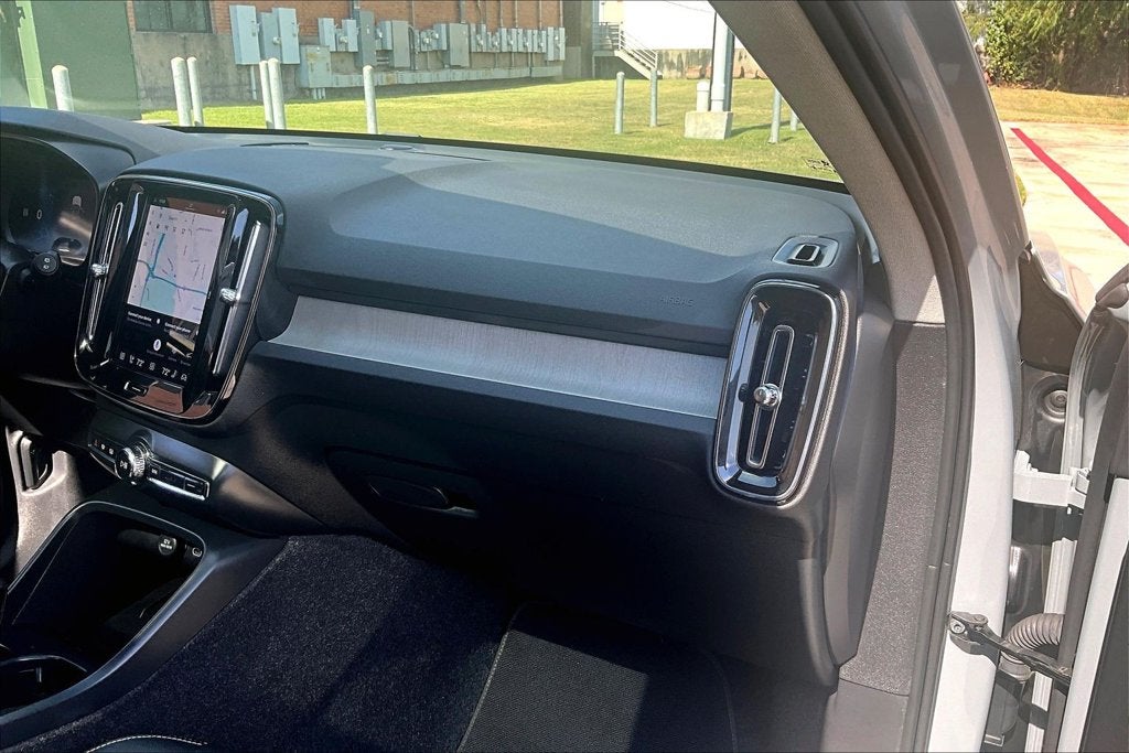 2025 Volvo XC40 B5 Core