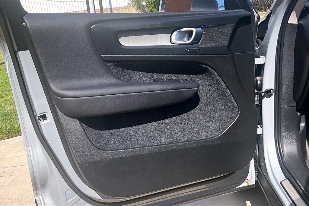 2025 Volvo XC40 B5 Core