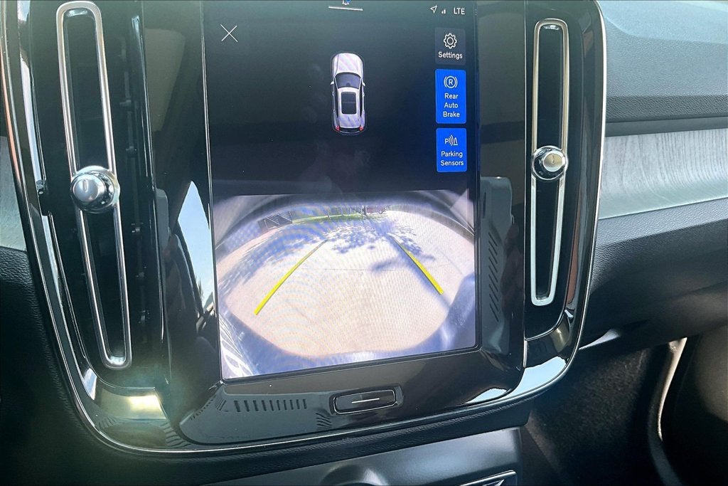 2025 Volvo XC40 B5 Core