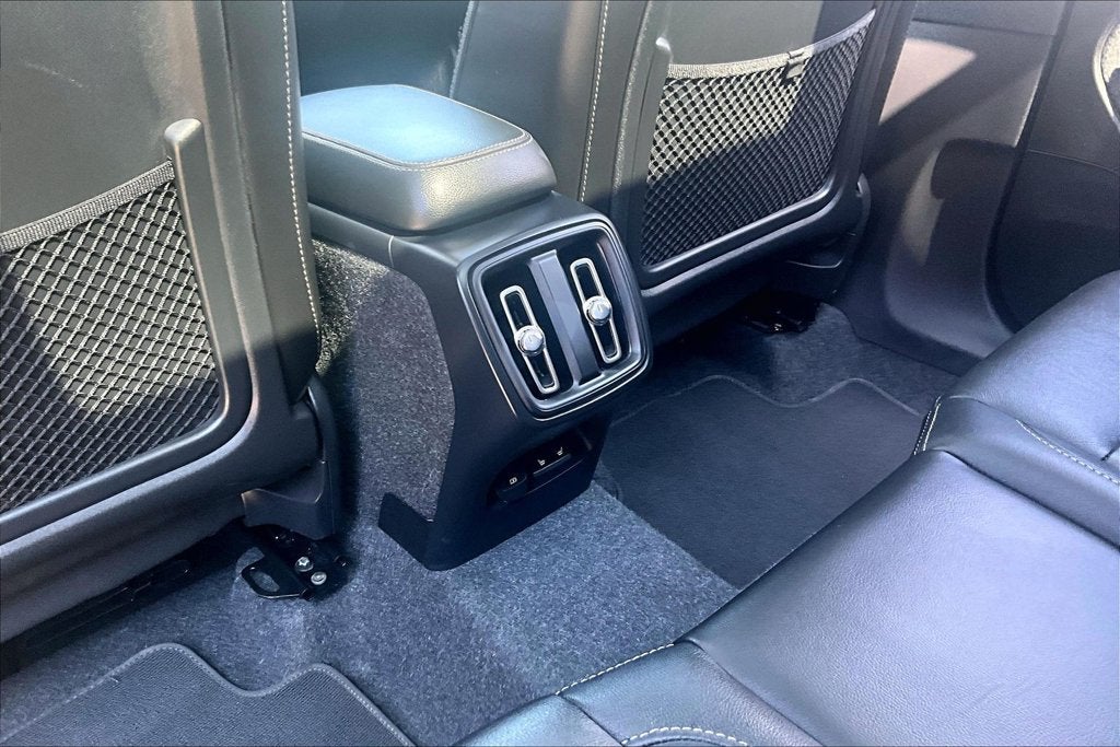 2025 Volvo XC40 B5 Core