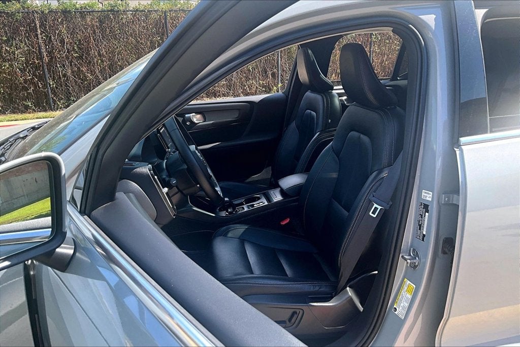 2025 Volvo XC40 B5 Core