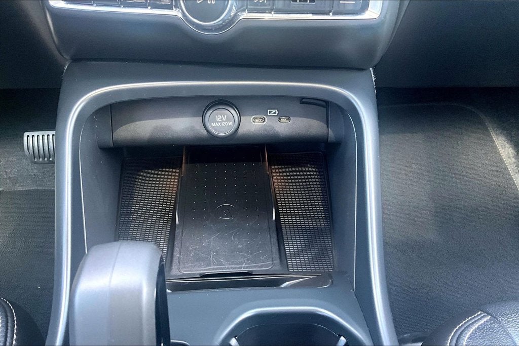 2025 Volvo XC40 B5 Core