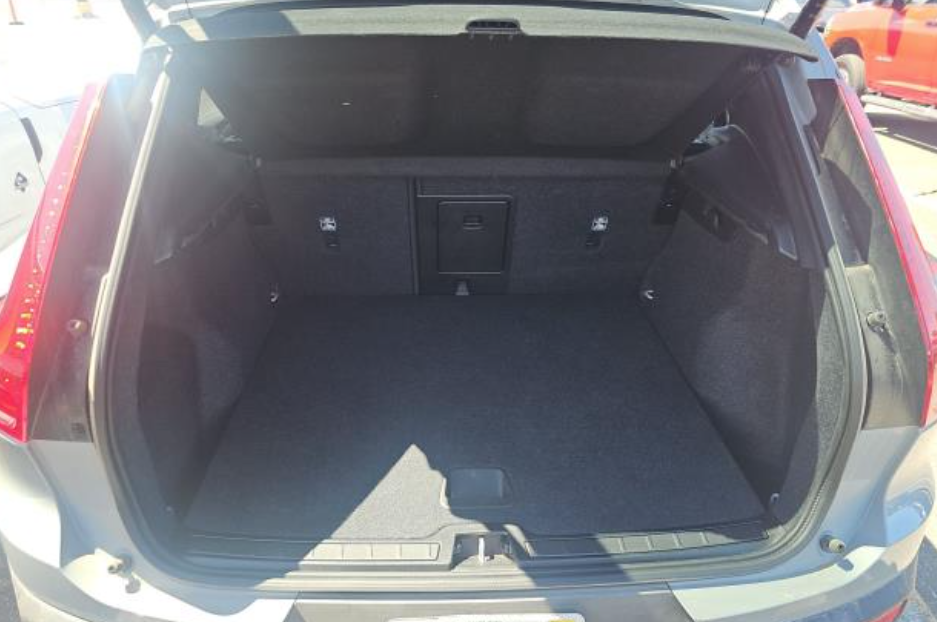 2025 Volvo XC40 B5 Core
