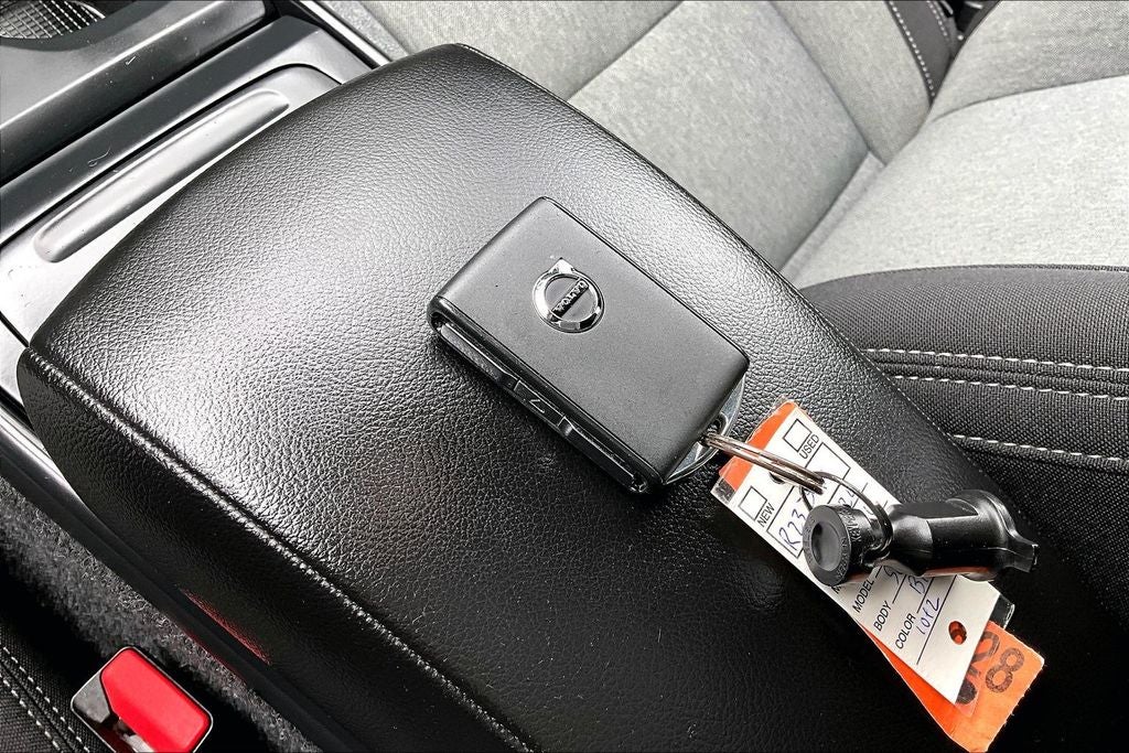2024 Volvo XC40 B5 Core