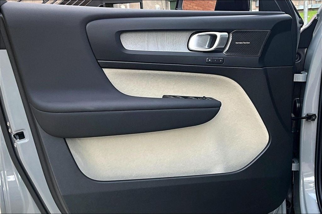 2026 Volvo XC40 B5 Ultra