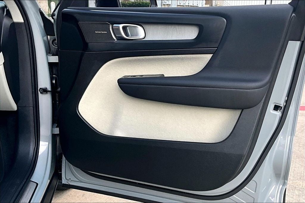 2026 Volvo XC40 B5 Ultra