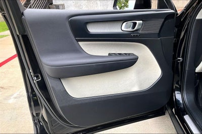 2023 Volvo XC40 B5 Plus Dark Theme