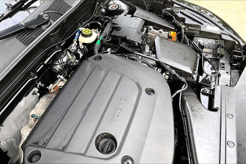 2023 Volvo XC40 B5 Plus Dark Theme