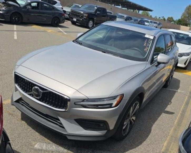 2025 Volvo V60 Cross Country B5 Plus