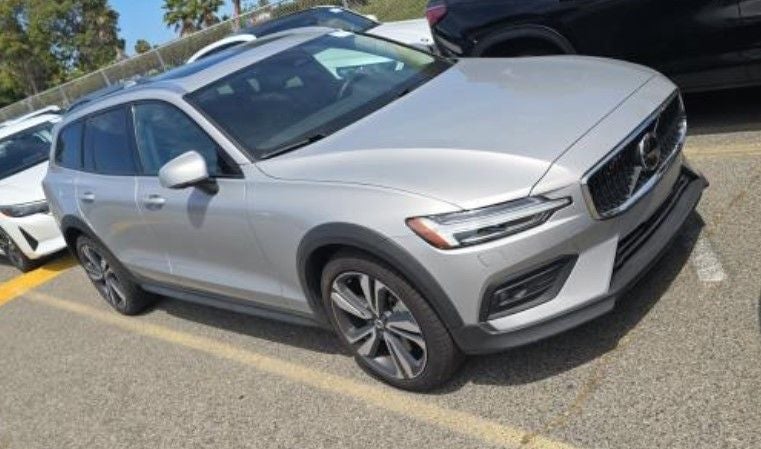 2025 Volvo V60 Cross Country B5 Plus