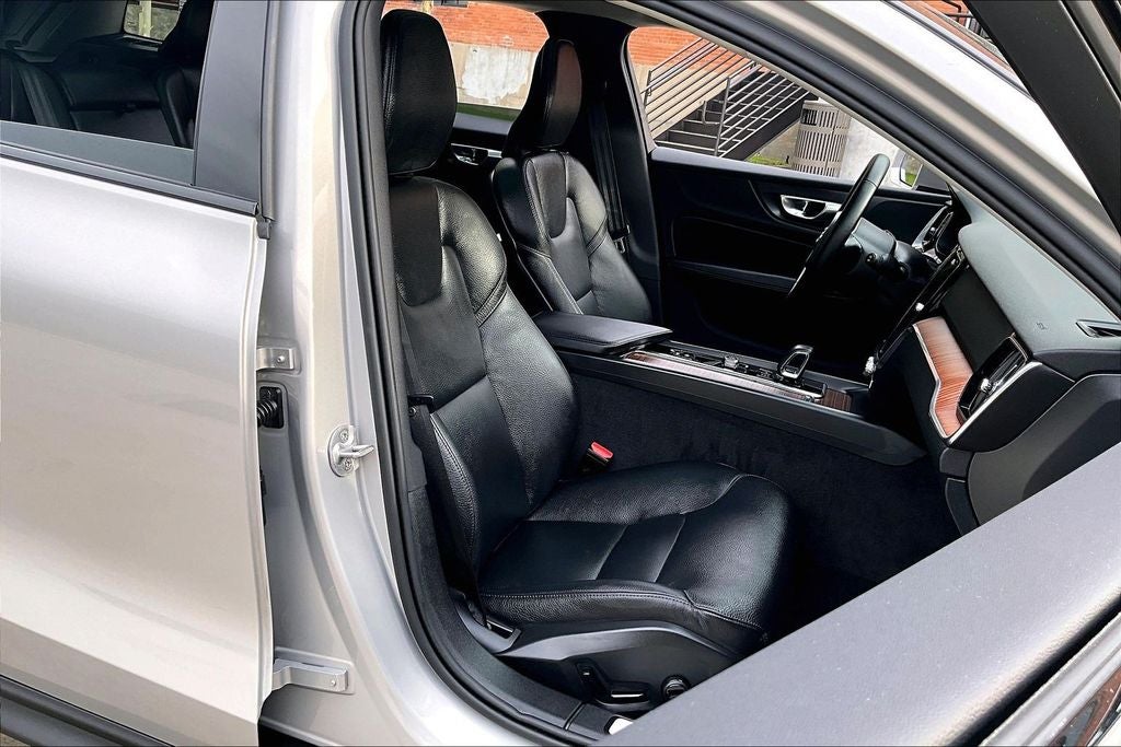 2025 Volvo V60 Cross Country B5 Plus