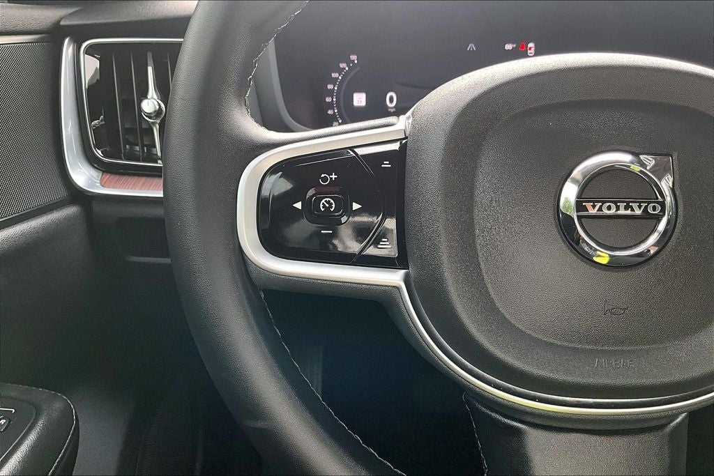 2025 Volvo V60 Cross Country B5 Plus