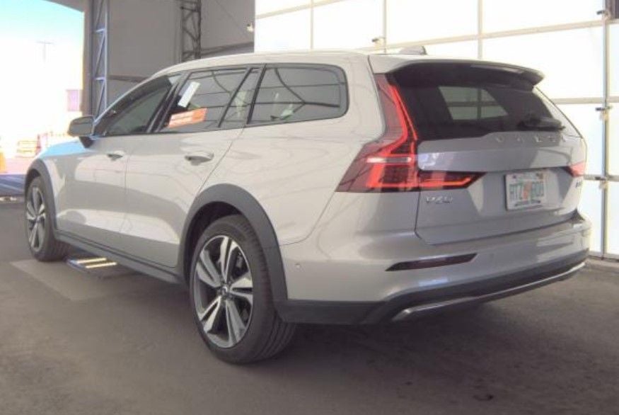 2025 Volvo V60 Cross Country B5 Plus