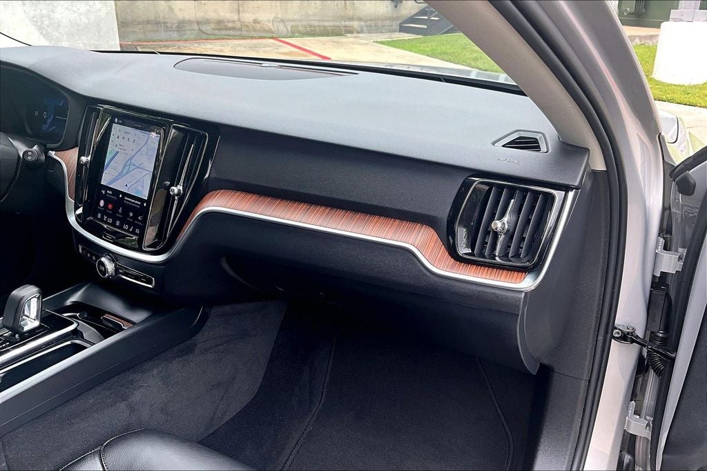 2025 Volvo V60 Cross Country B5 Plus