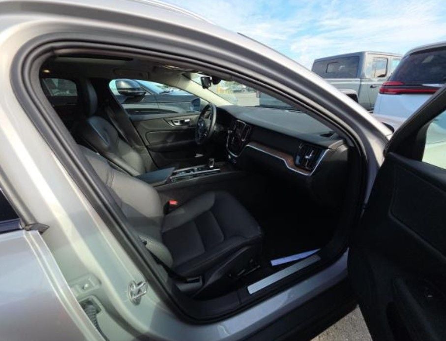 2025 Volvo V60 Cross Country B5 Plus