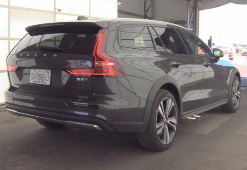 2025 Volvo V60 Cross Country B5 Plus
