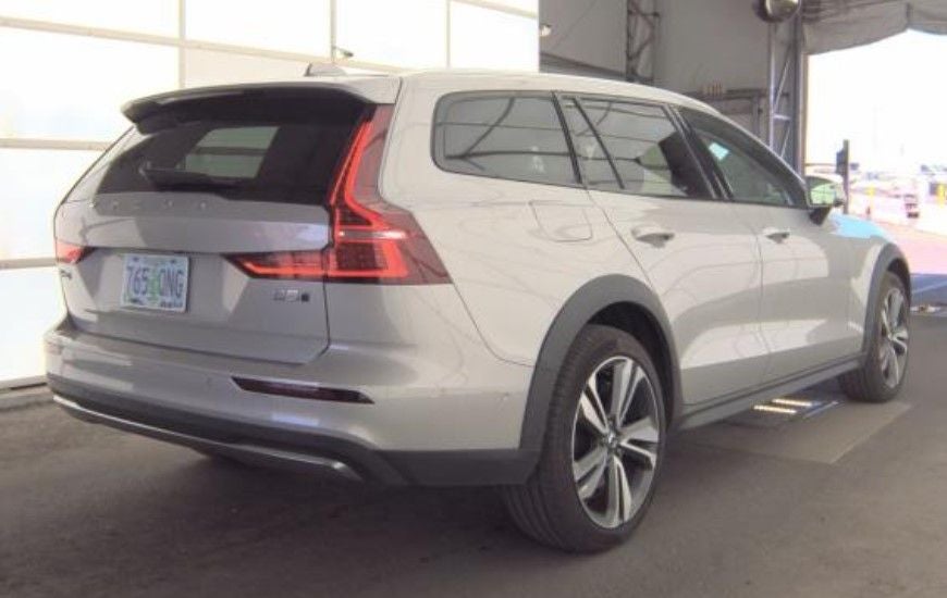2025 Volvo V60 Cross Country B5 Plus
