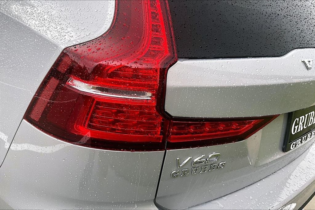 2025 Volvo V60 Cross Country B5 Plus