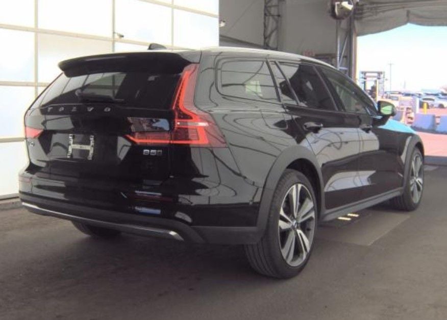 2025 Volvo V60 Cross Country B5 Plus