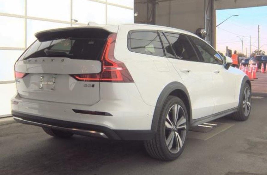 2025 Volvo V60 Cross Country B5 Plus