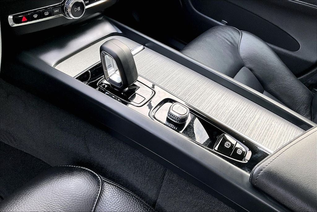 2025 Volvo XC60 B5 Plus