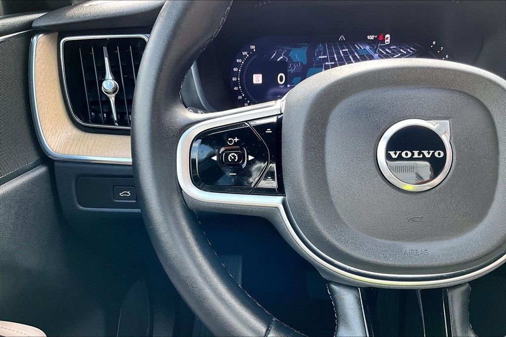 2026 Volvo XC60 B5 Plus
