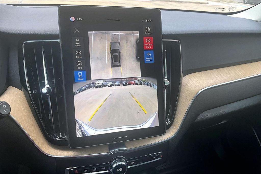 2026 Volvo XC60 B5 Plus