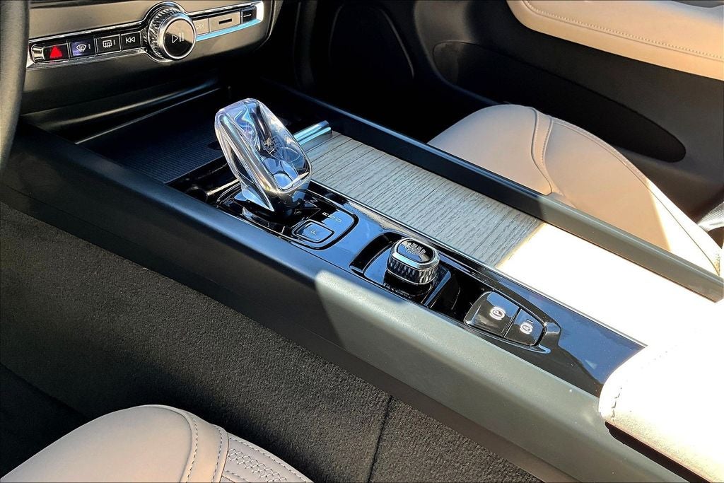 2026 Volvo XC60 B5 Plus