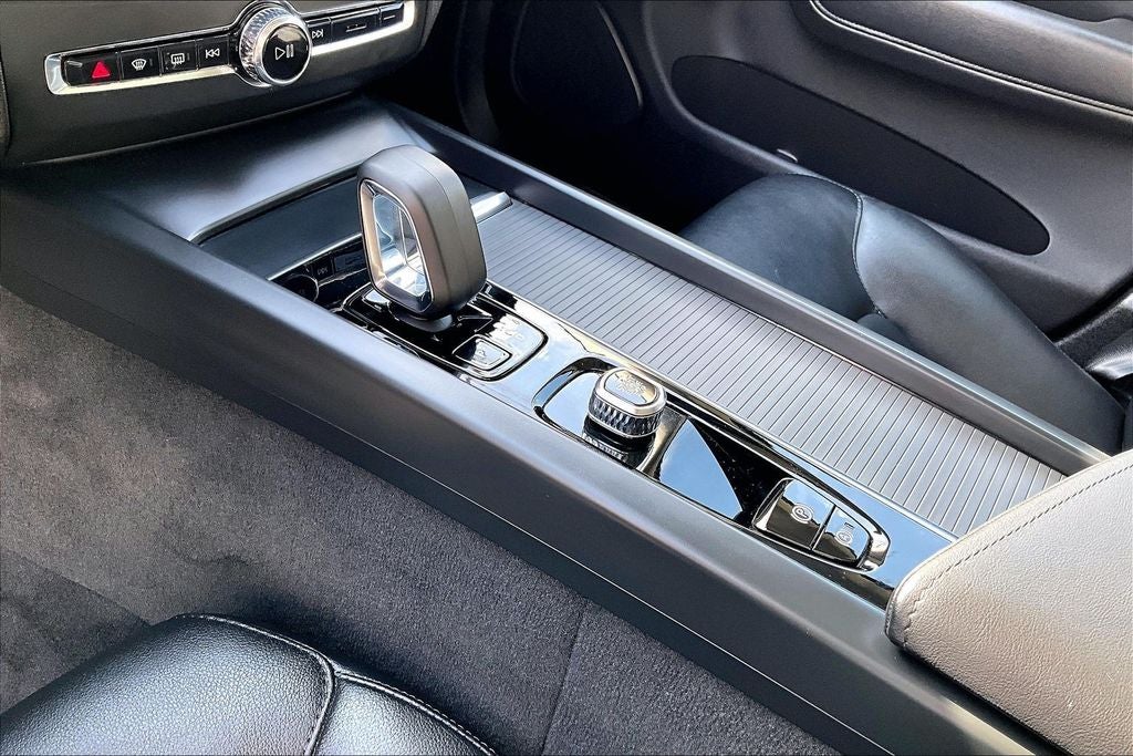 2025 Volvo XC60 B5 Core